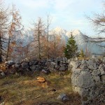 I muretti della trincea sullo sfondo delle Dolomiti d'Auronzo