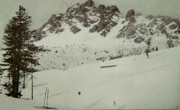 Pian dei Buoi con la Casera delle Pecore, dopo un'abbondante nevicata. La Croda di S. Lorenzo o Ciareido (m. 2503). Forcella e Tirre di S. Lorenzo